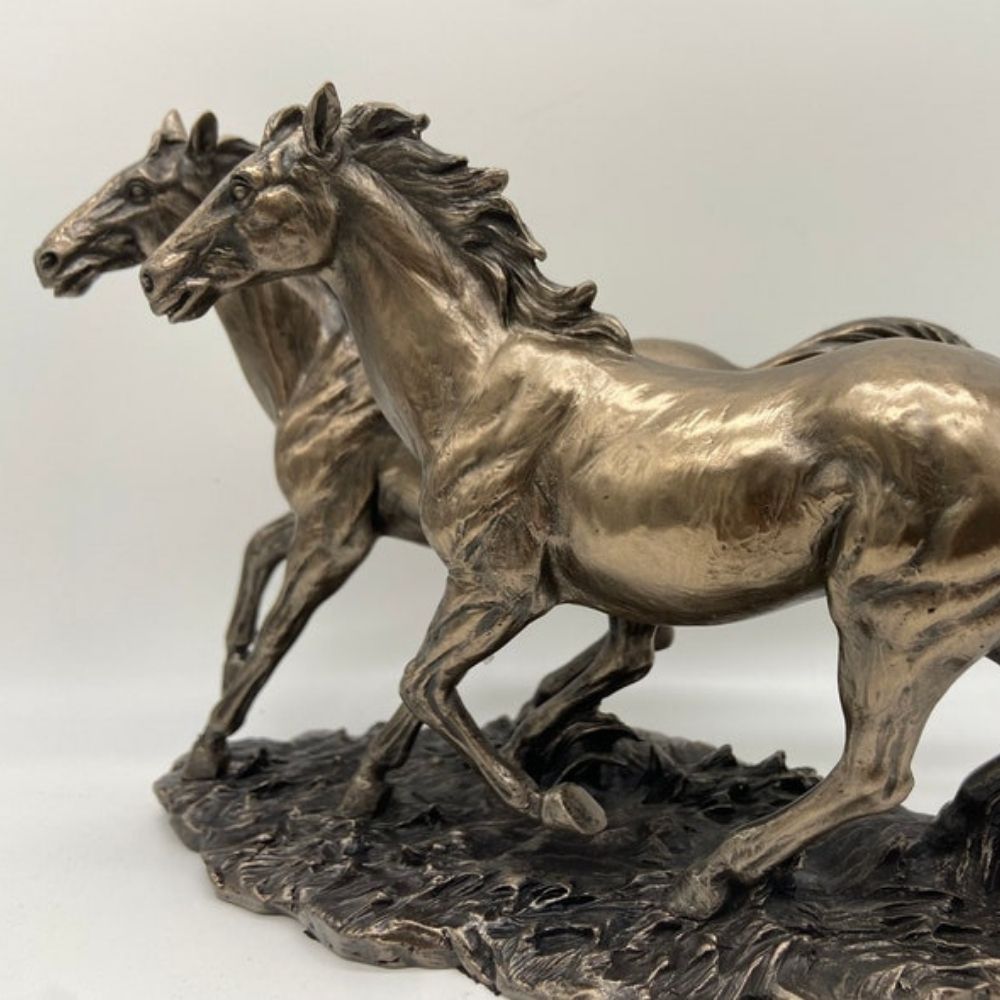 Running Horse Figurine - Elegant Statue for Horse Enthusiasts
