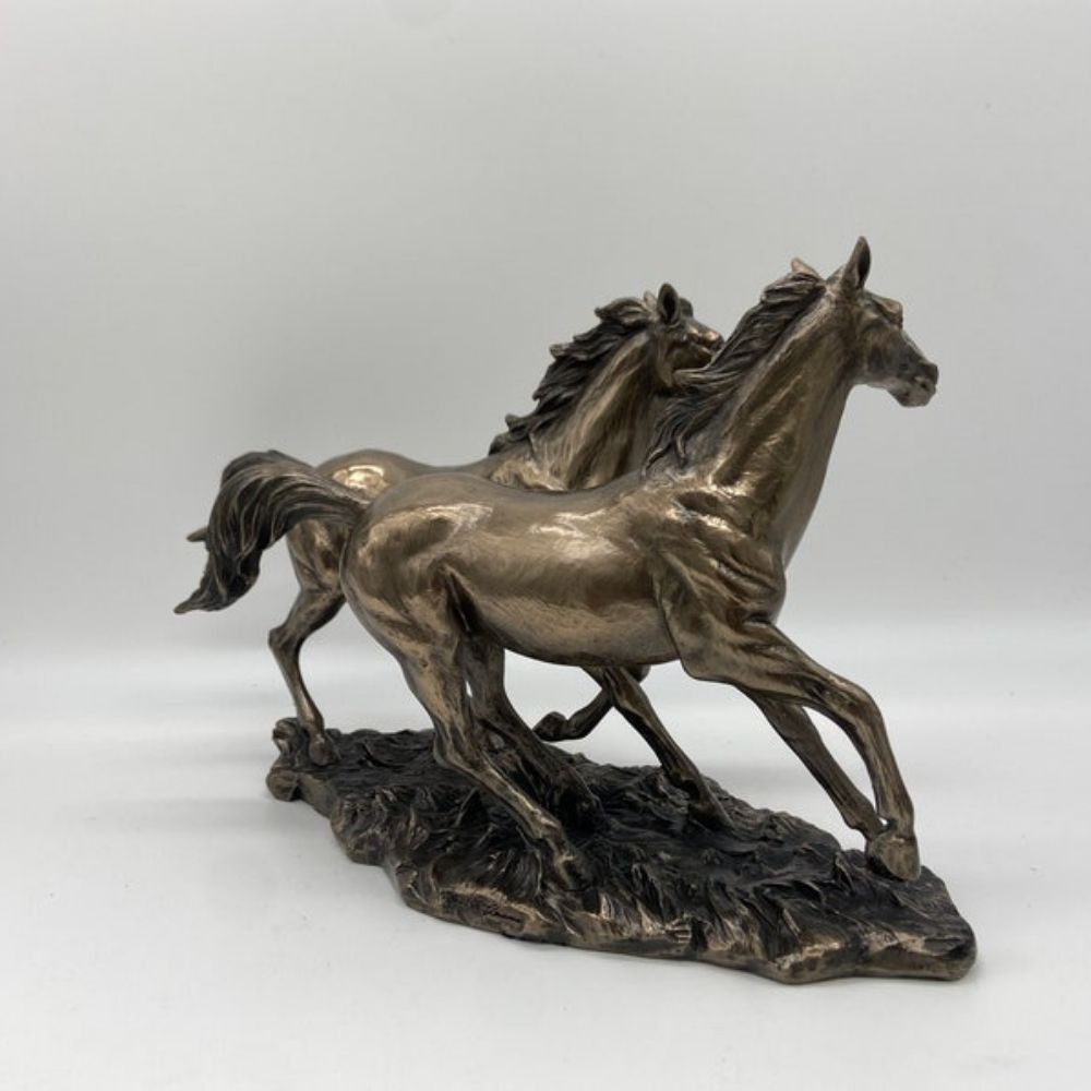 Running Horse Figurine - Elegant Statue for Horse Enthusiasts