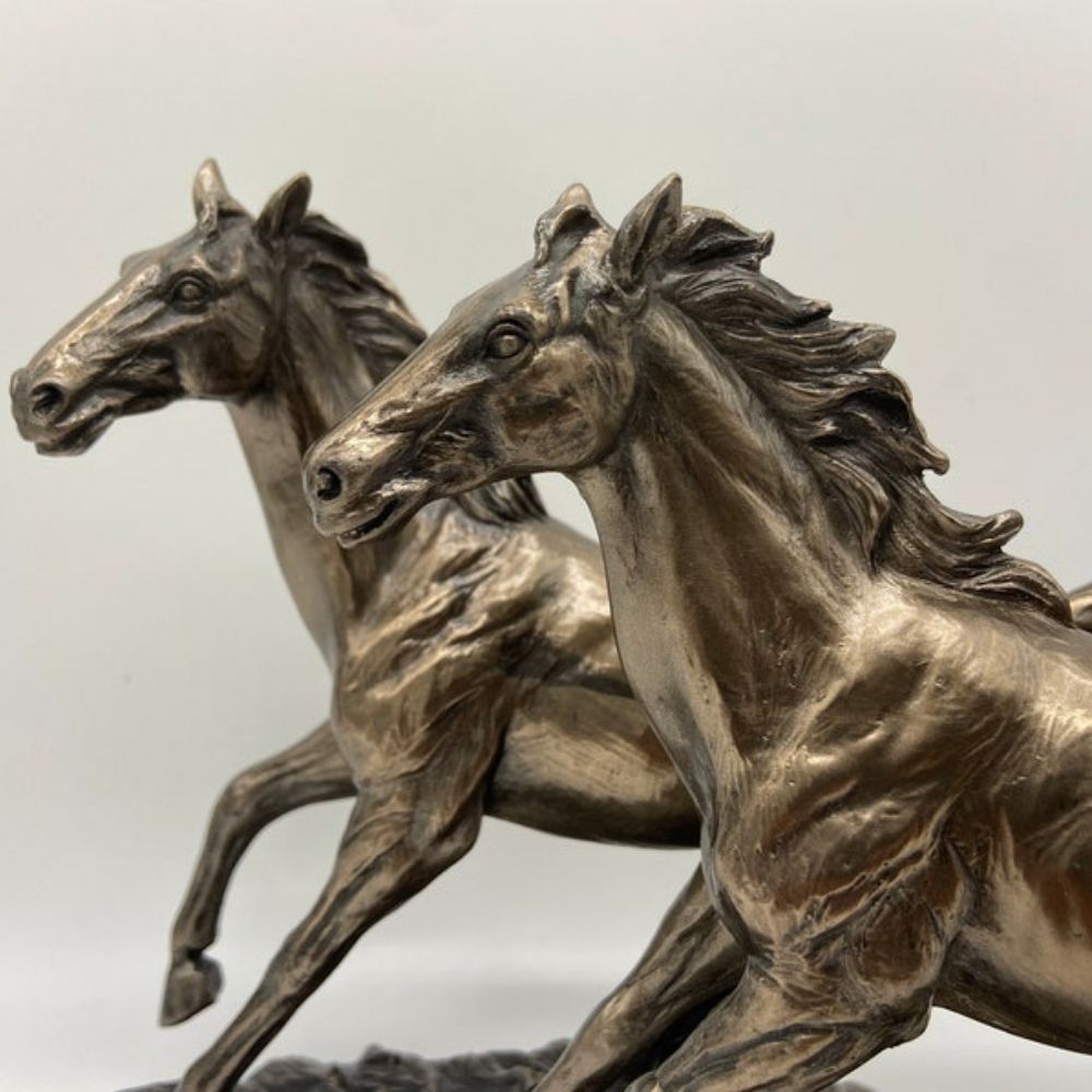 Running Horse Figurine - Elegant Statue for Horse Enthusiasts