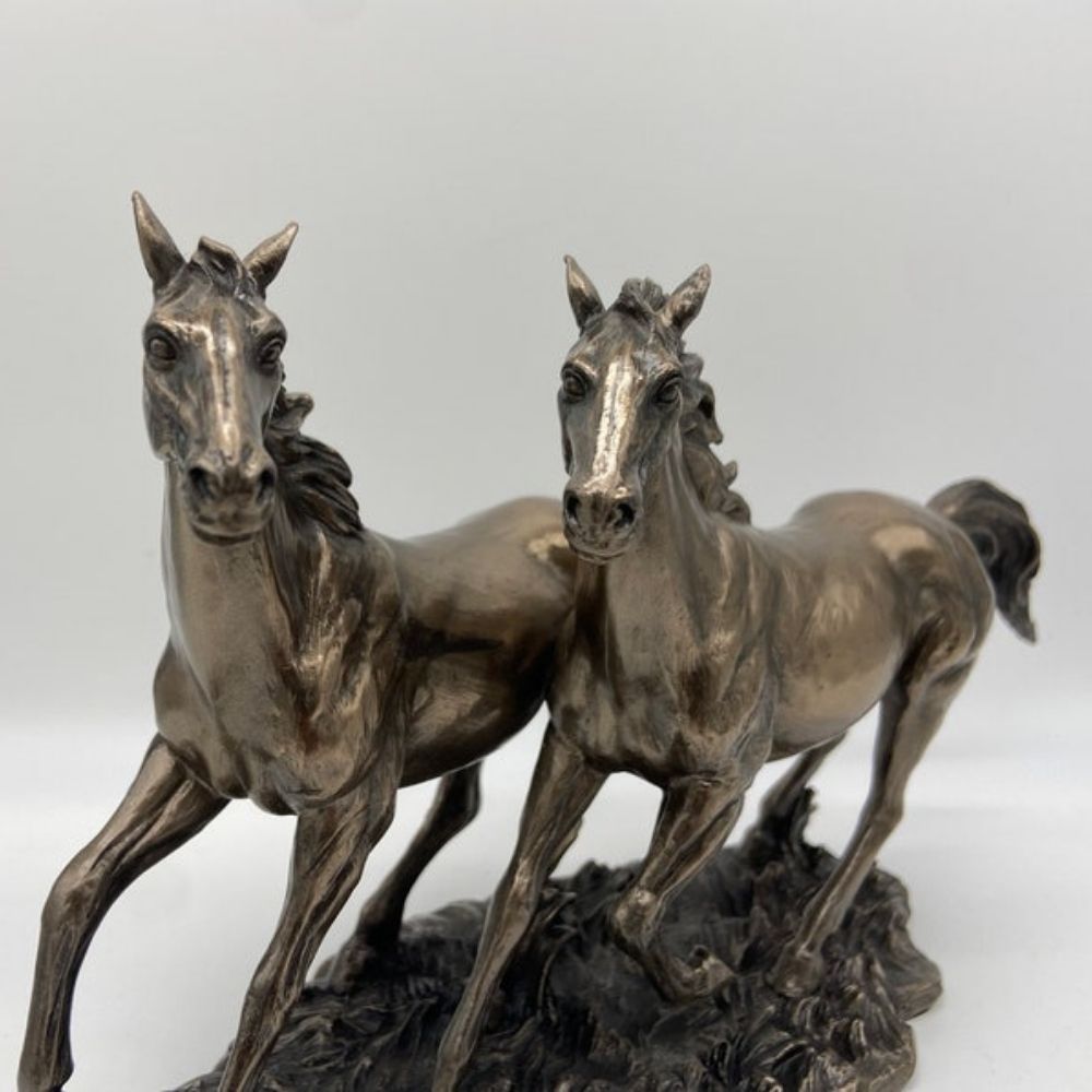 Running Horse Figurine - Elegant Statue for Horse Enthusiasts