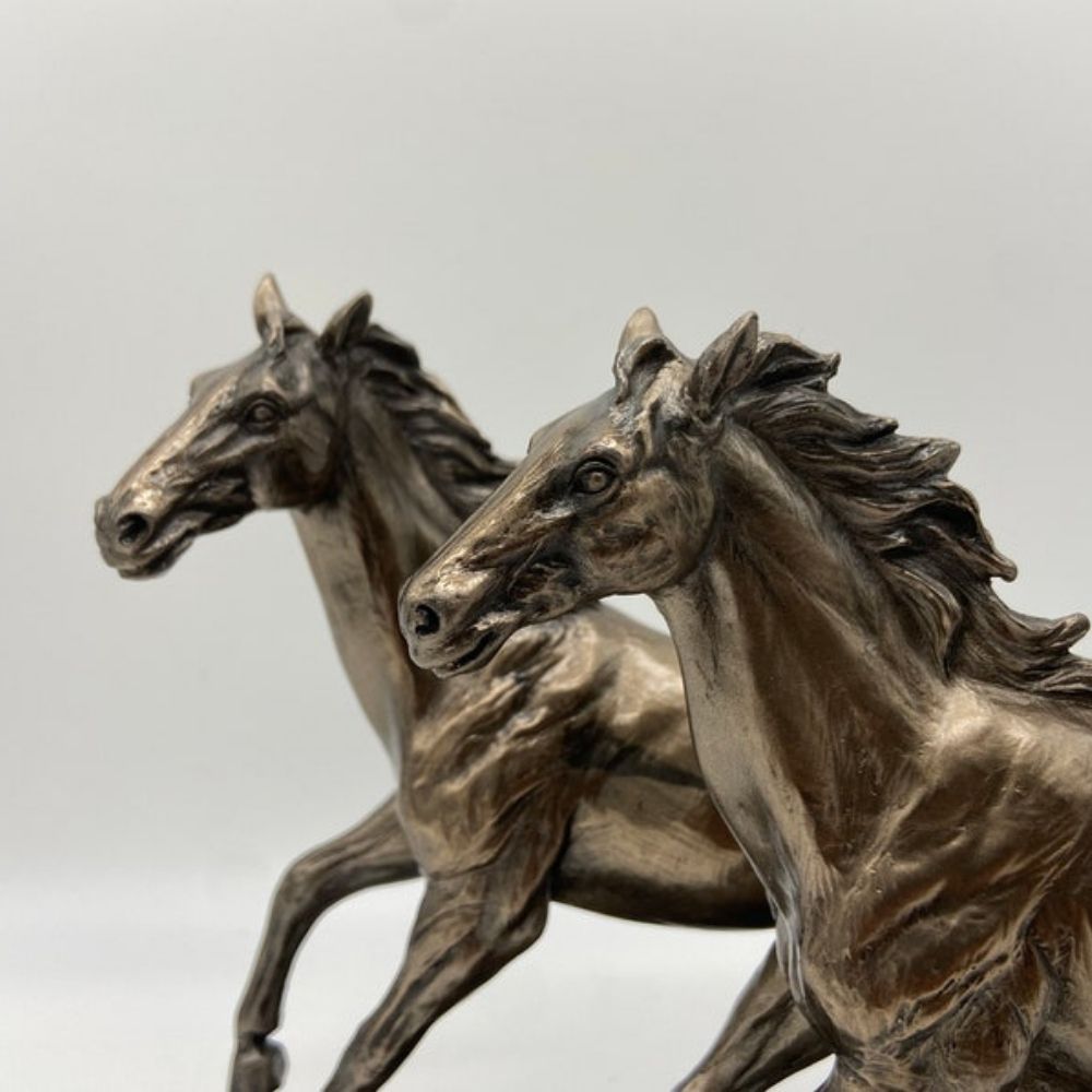 Running Horse Figurine - Elegant Statue for Horse Enthusiasts